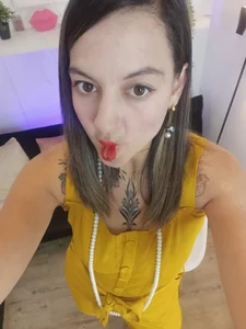 Ariana_blonde Come closer… I promise I don’t bite, unless you ask. 😈 Billede 7