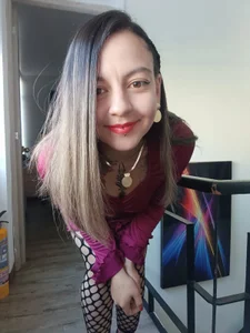 Ariana_blonde 💋 Kiss me or tease me? YOU choose! 😏 Pic
