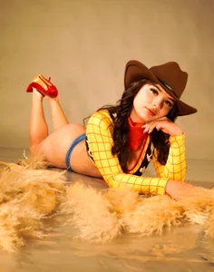 your favorite cowgirl 🤠❤️‍🔥 de cherry_monroe  5 Imagens