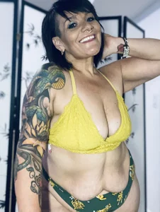 XoxobigbootyのShe said hello dressed in yellow come sit next to me you fine fellow!の 2枚の写真