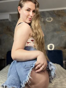 FroggyTata Ass in shorts🥵 টি ছবি