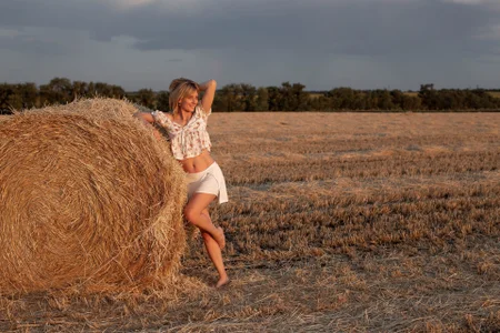 AvelinaLeoni summer.. field.. me.. 사진 5