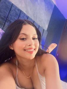 Paula_Teen_ Public Pic