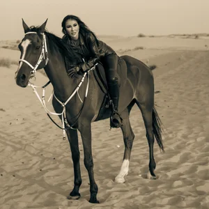 Mistress-Kennya Public Immagine  3