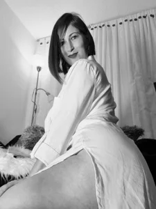 allison_01stone sensual black and white Pic