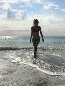 AdrianaSea Sea. The sun. Red bikini Billede 2