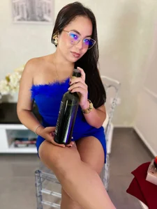 _Victoria_Collins Looks that speak and caresses that awaken desires 🍷💋 Pic