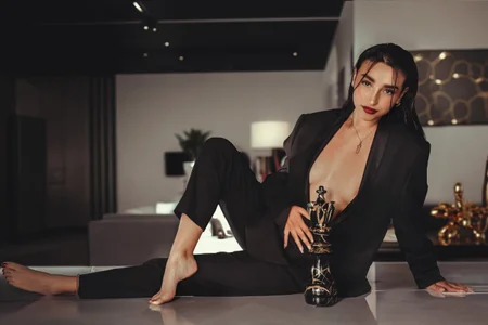 Emily_Rousess Public Pic 4