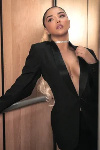 ChloePreston_ Elevator Immagine  5