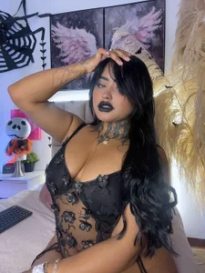 👻 Do I scare you or make you want to? 😏 de Lairahearvy  8 Imagens