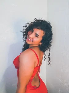 luciana_keating you love red Pic 2