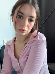 LauraHansil This lavender color makes me so cute🤩🙃 Immagine 