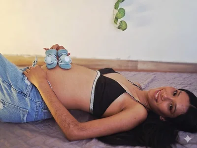 emily_cross pregnancy Kuva