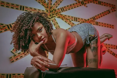 Eylend_Lisboa A DARING GIRL Pic