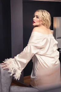 Kelly_Mature_のmysterious girlの 9枚の写真