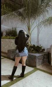 Public de Whore_1  3 Imagens