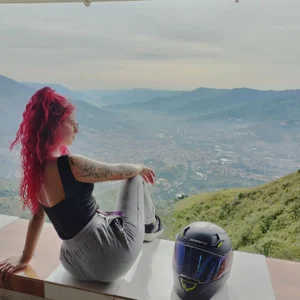 Sophiee_Hill Are we going on a trip on the motorcycle? what are Hình 2