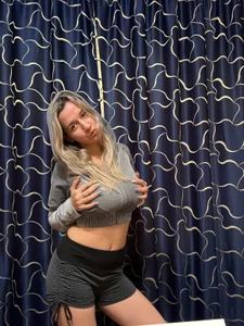 MaryBennetts Tits waiting for fingers to lose control 圖片 4