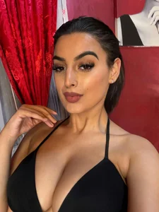 Confidence with a touch of red od VallerieJones  3 snímek