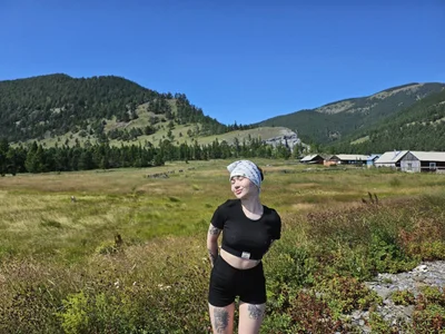 Heather_Ivy: Hiking baby 🤸‍♀️🗺️ ( 2 фото)