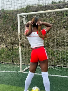 nahomi_campbell: 💚🤍A football day with me ( 2 фото)