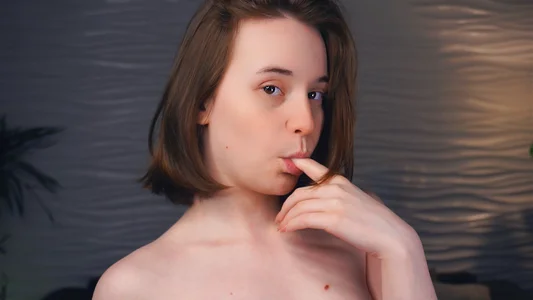 EditaBumford Lips, finger, play Pic 3