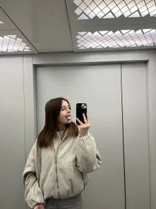 LeanneDinkle almost stuck in the elevator slika 2