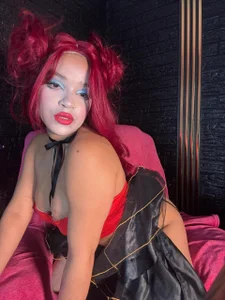 THE QUEEN OF HEARTS IS LOOKING FOR SOMEONE WHO LOVES HER de Serena_siren  4 Imagens