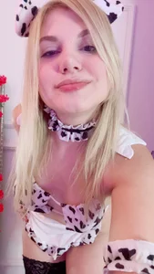 Crystal-Woods Do you milk me, or should I milk you hehe?👀🤍  4. fénykép