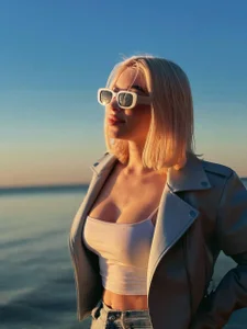 HollyTaillor Public Pic 2