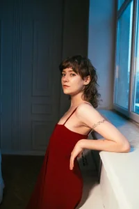 RikkiSanchez red dress Gambar