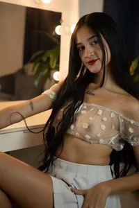 sara_stonems More in the mirror Foto 9