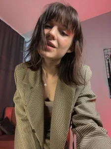 chloe_dreammm Who is the boss in a suit today ?? Immagine  3