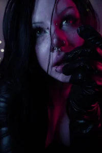 Look at me and worship me🖤 de GothicKiraVex  3 Imagens