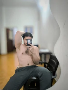 Derek_Vow Public Pic 4