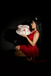 It's my birthday, but the gift is you looking at me like that 😏🎁 de _kyraa_  2 Imagens