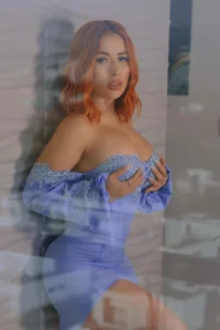MadelineFox Through glass, so sexy💙 Immagine  4