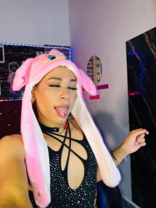 angelitasexxxhot: “Playful and sexy with my cute hat 💋🎩” ( 5 фото)