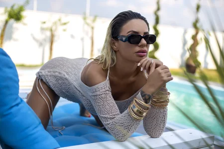 TheBaeWatch: Hot outfit at the pool ( 5 фото)