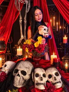 Scarlet_Ston 🔥 Dressed to Sin 🎃 - {count, plural, one {תמונה אחת} two {שתי תמונות} many {# תמונות} other {# תמונות}}