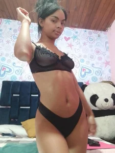 KOURTNEY-- UNN BLACK OMG Pic 4