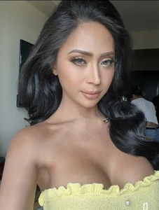 thebrownskingirl25 don't stare too much Billede