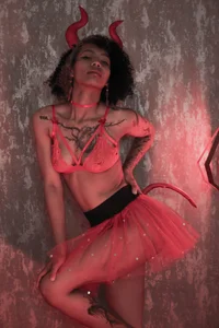 daiana_curlyDon't be shy, fall into the temptation of this sexy demon!图片 9