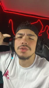 Jonhterry__ kisses Pic