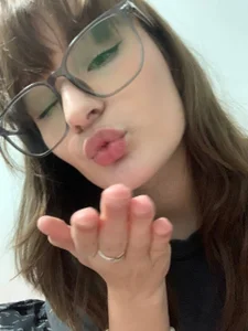 DariaDawson I'm blowing you a kiss Hình 2