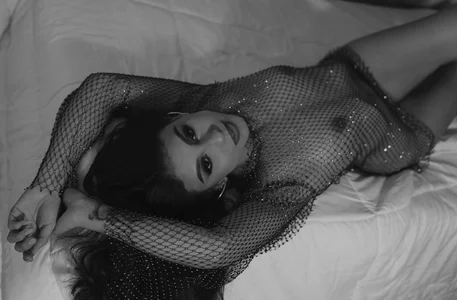 miss__charlotte7のShadows that seduce 😏🔥の 6枚の写真