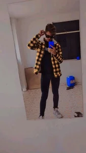 Liamscott_ Public টি ছবি