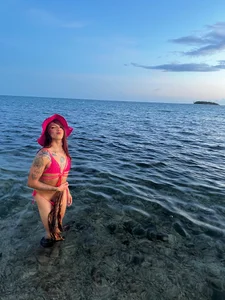 EmmaHills_Sex A little of my beauty in the sea Pic 5