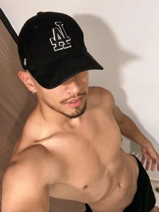 Aaronfox_x At home Pic