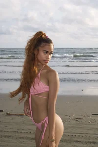 KendalStallyon in front of the sea 🦦🐙 Billede 2